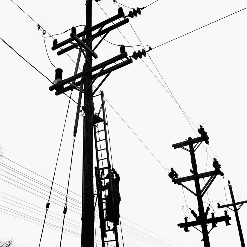 the-way-this-rainbow-lines-up-with-the-power-lines-r-oddlysatisfying