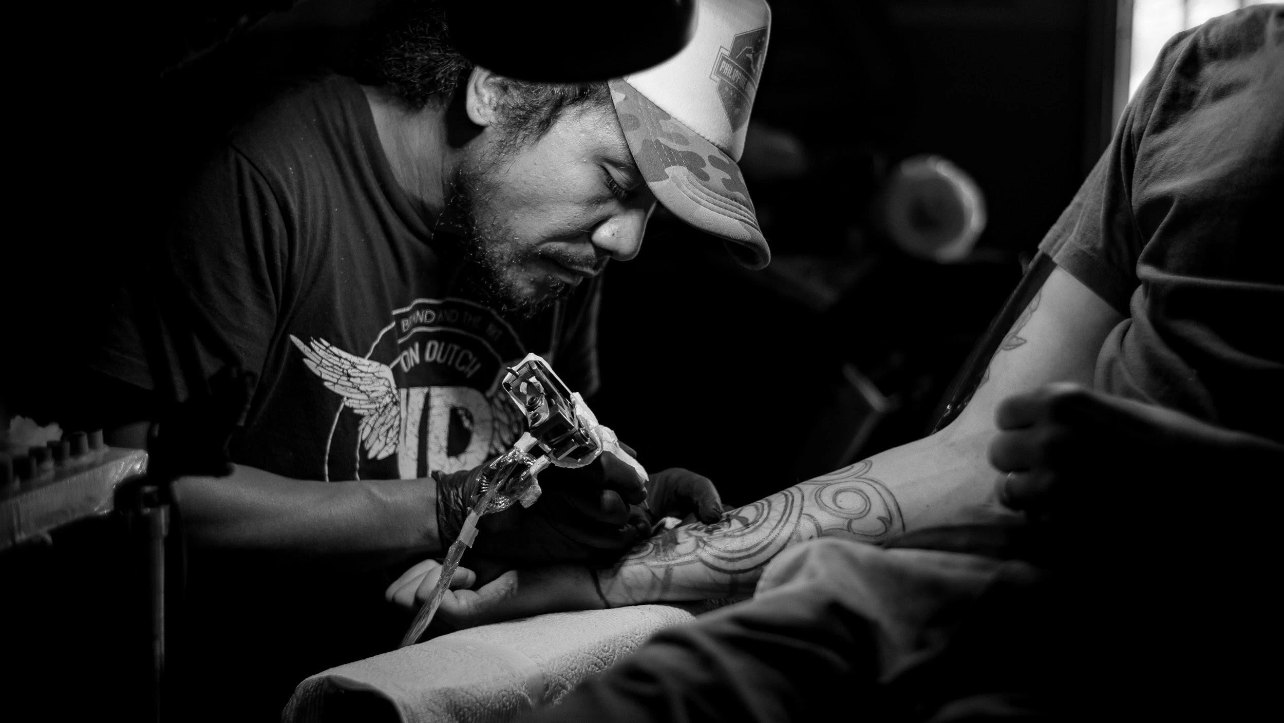 tattoo artist makes tattoo