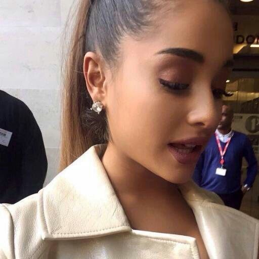 Ariana Icon Layouts Miley Cyrus, Pearl Earrings