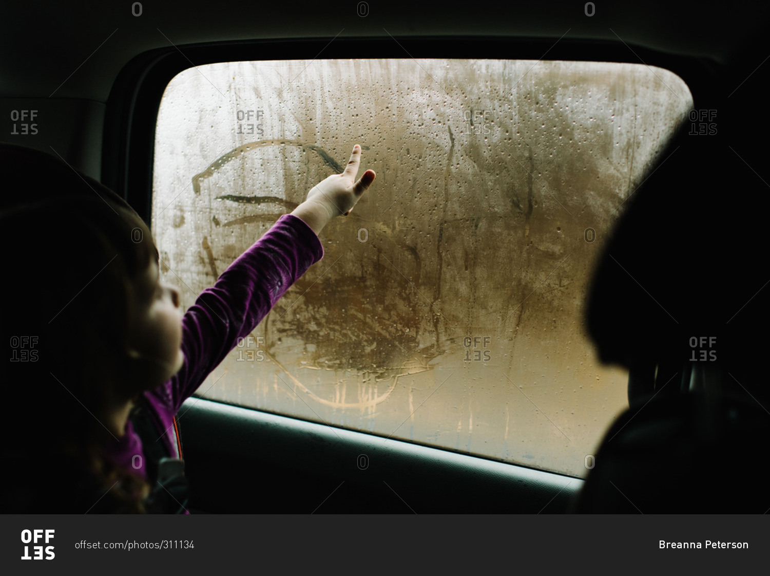 1500x1121 Girl Drawing In Condensation Of Car Window Stock Photo