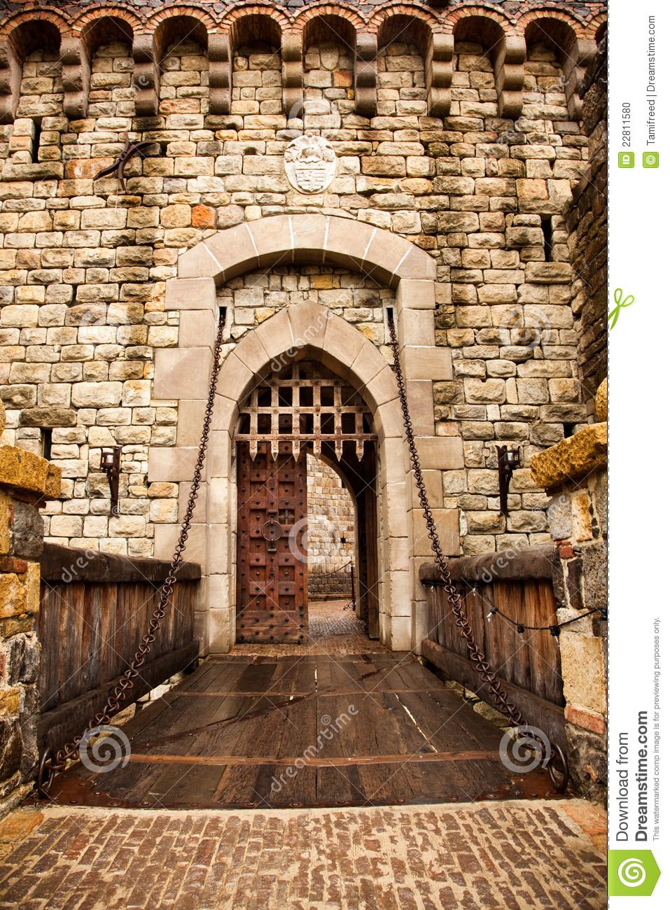 957x1300 Drawbridge To Castle Door Stock Photo