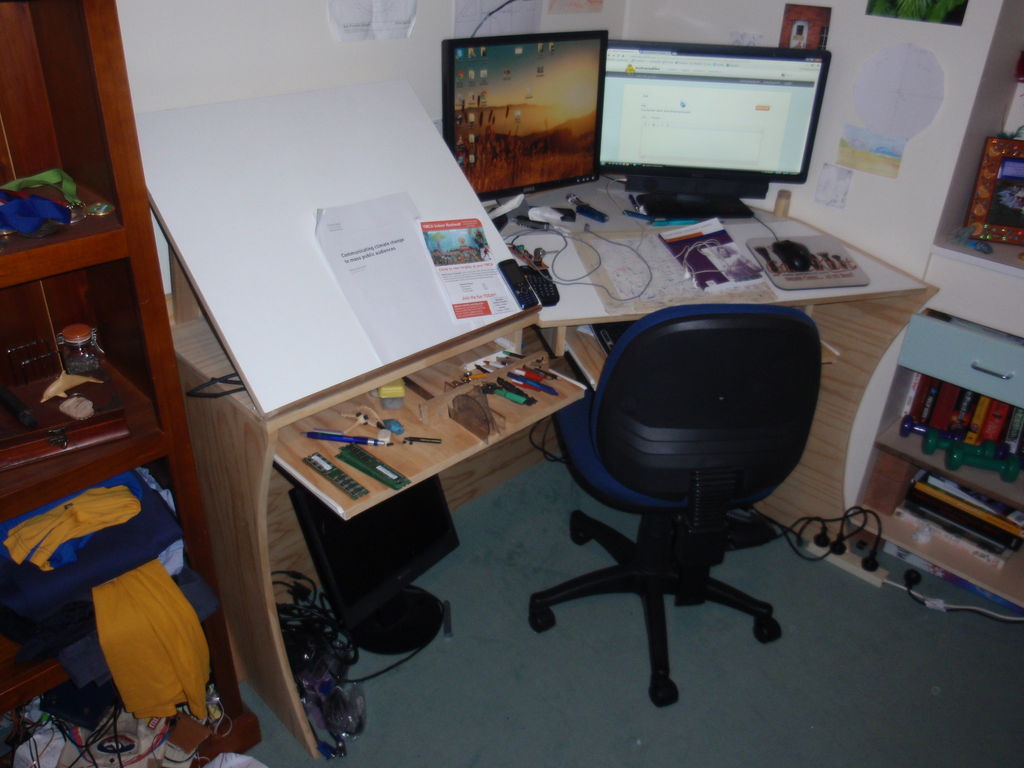 1024x768 Computer Desk And Drawing Board