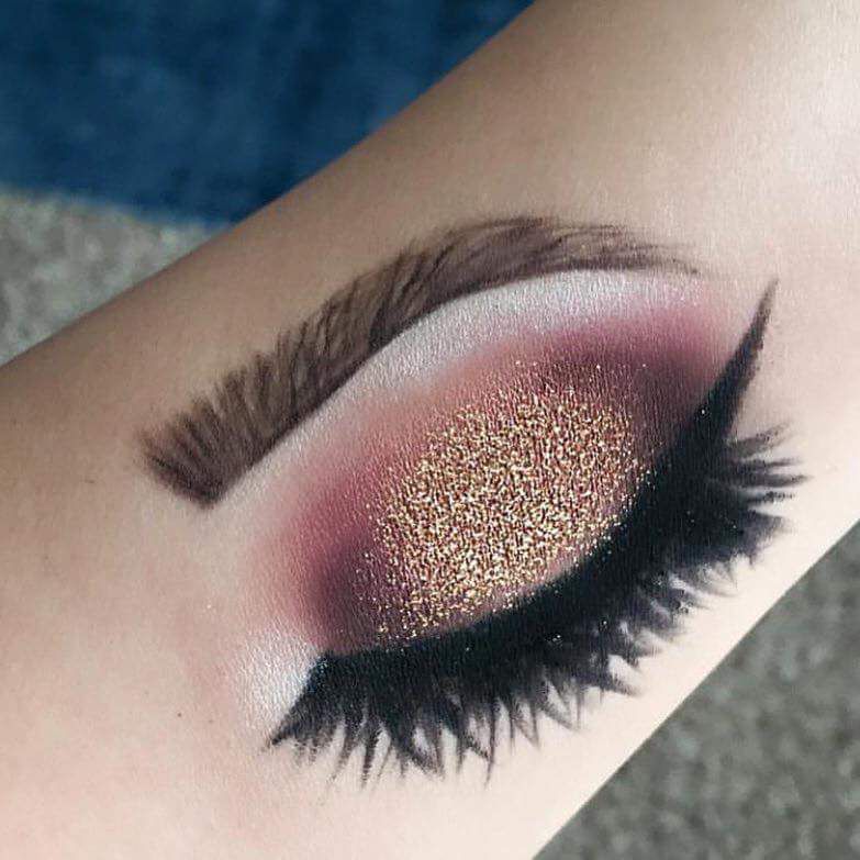 783x783 Realistic Makeup On The Arm, Eyeshadow Shading With Eyeliner