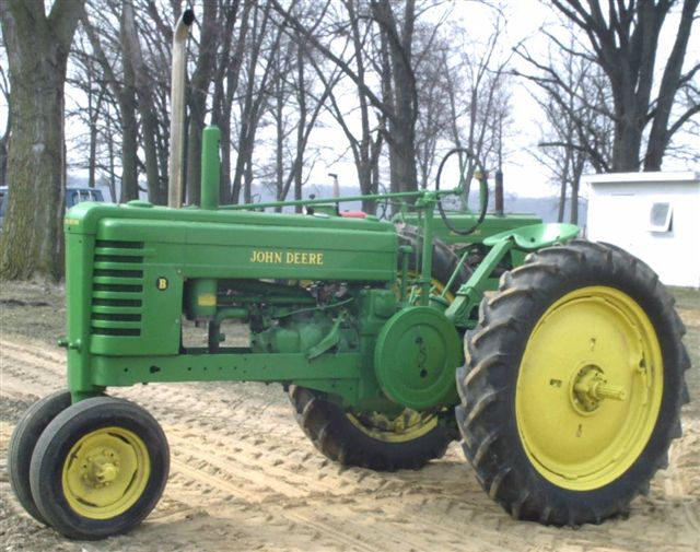 640x505 Vintage John Deere Tractors Draw Crowds