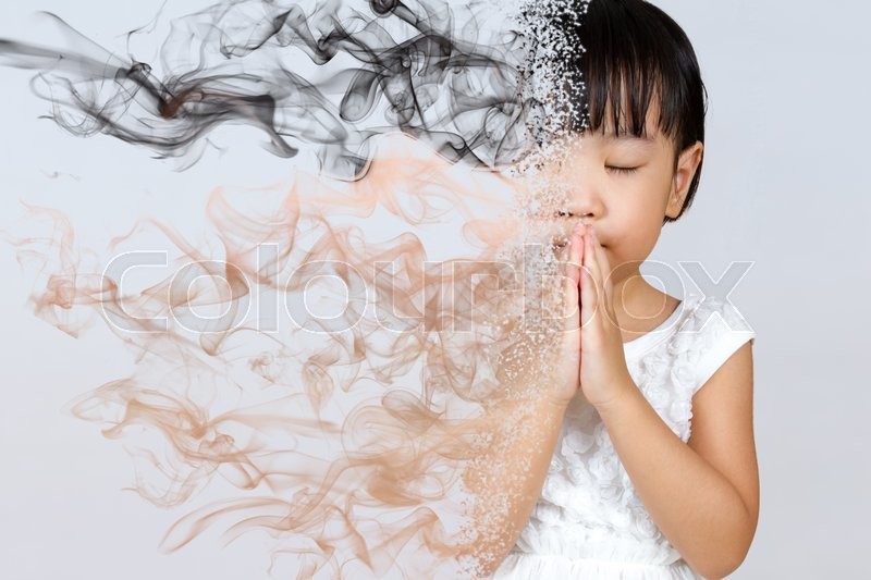 800x533 Asian Little Chinese Girl Praying In Isolated White Background