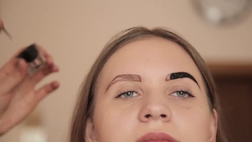 852x480 Face Art. Professional Makeup Artist Drawing Outline