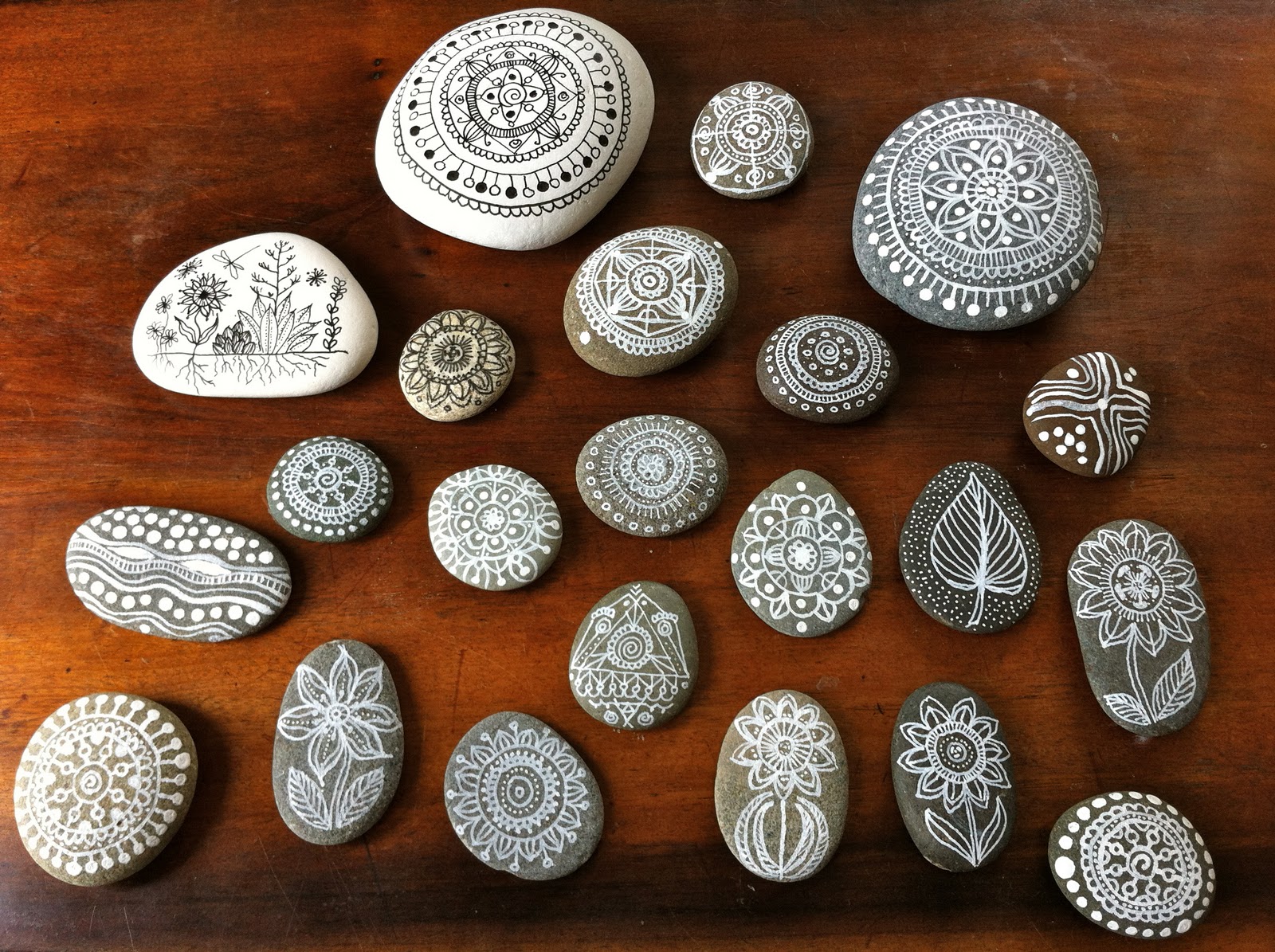 1600x1195 Magamerlina Pebble Mandala