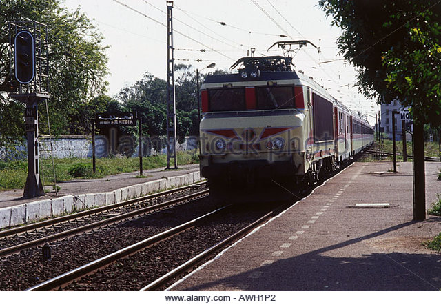 640x442 Train Drawing Into Station Stock Photos Amp Train Drawing Into