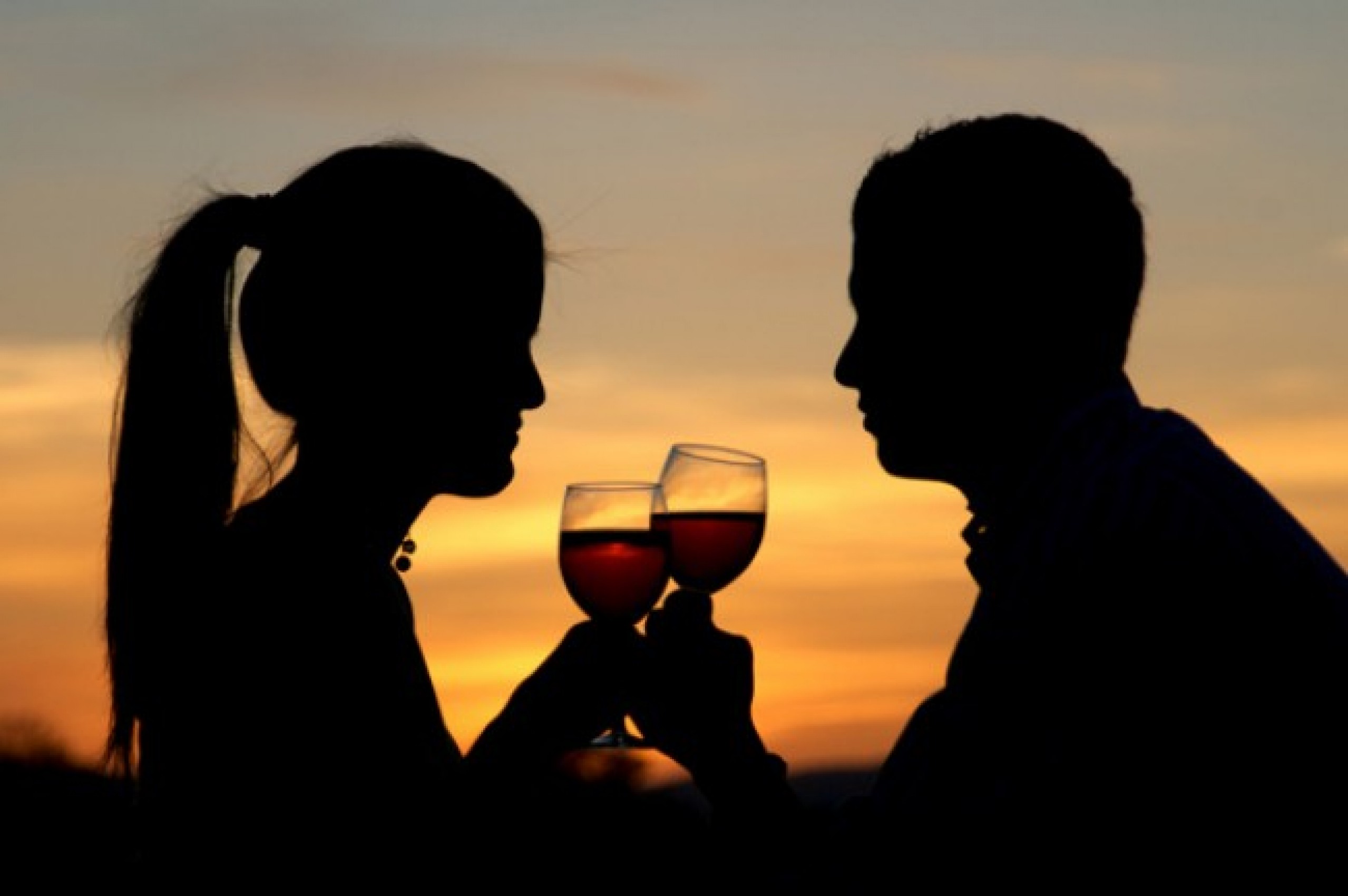 Пара бокалов вина. Мужчина и женщина пьют вино. Вино на брудершафт. Влюбленные с бокалами вина. Поцелуй на брудершафт.