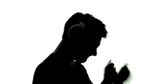 600x338 Young Adult Listening To Music And Moving On The Beat