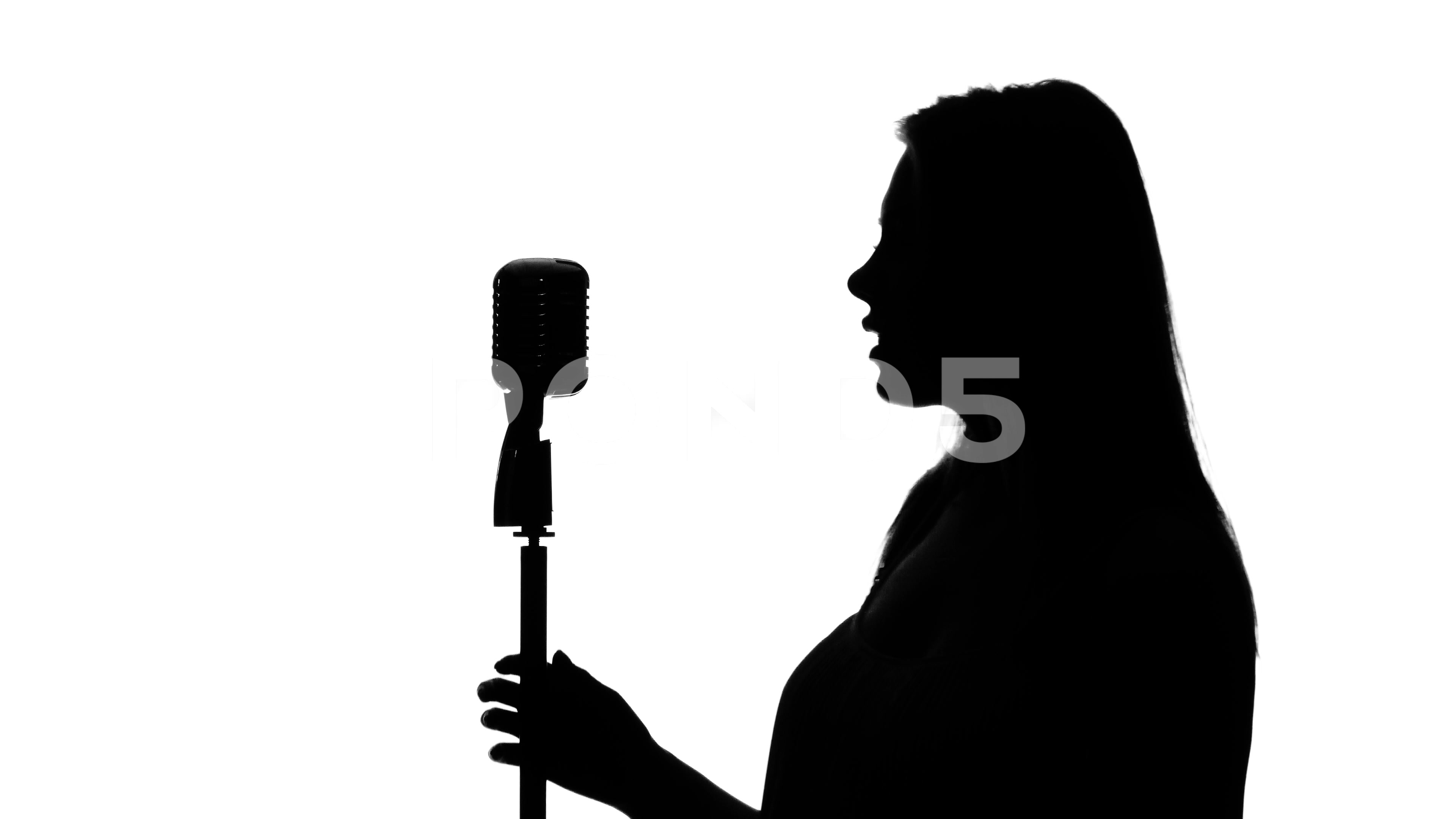 3840x2160 Singer Approached The Microphone And Began To Sing. Close Up