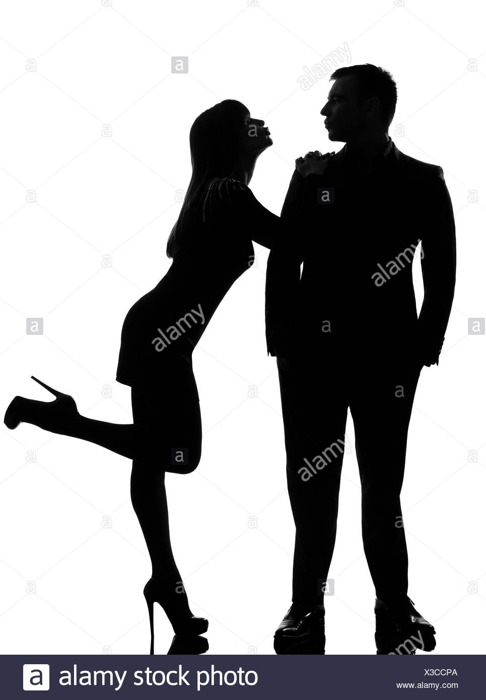965x1390 Silhouette Of Man And Woman Kissing Black And White Stock Photos