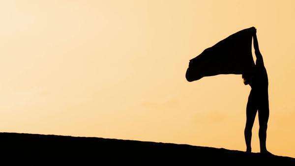600x338 Silhouette Couple Dancing On A Beach On Sunset