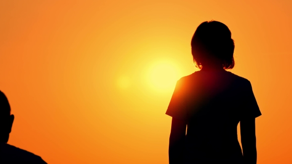 590x332 Silhouette Of A Happy Couple Guy Hugs Girl Against