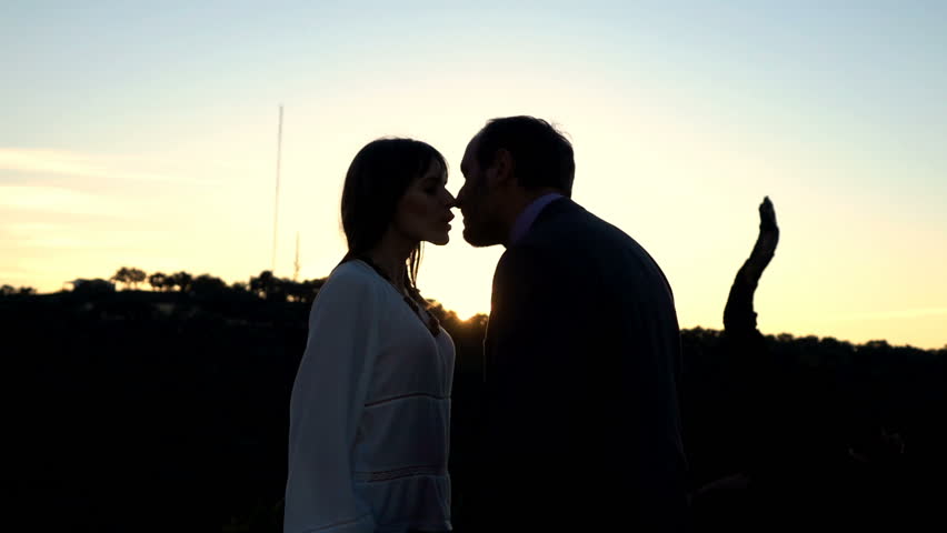 852x480 Couple During Sunset, Woman Sending Kiss To His Boyfriend, Super