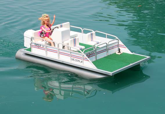 568x394 Pontoon Boat
