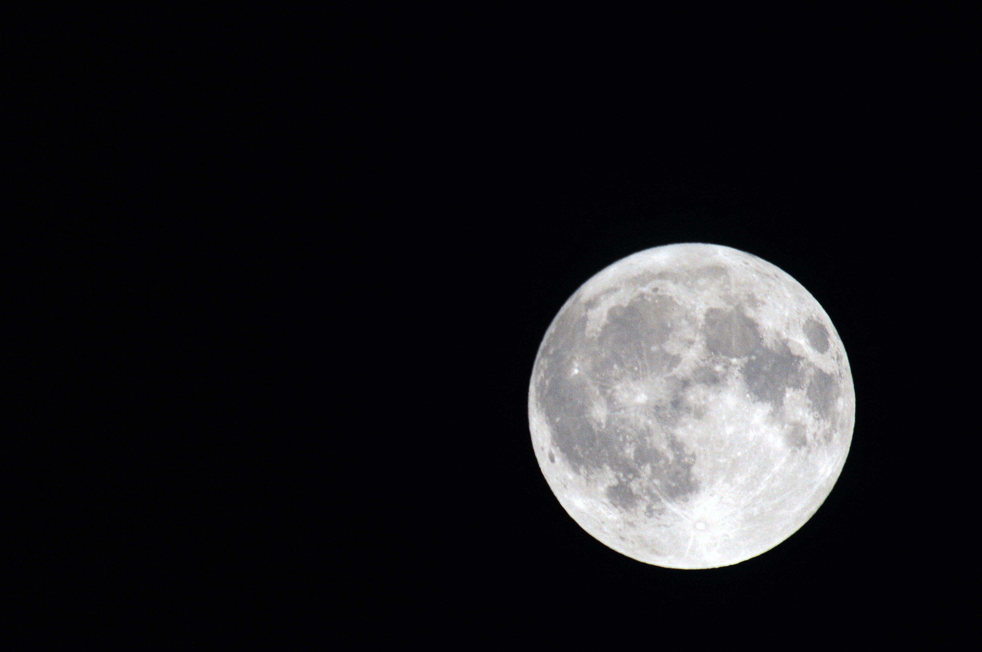 3216x2136 Free Photo White Full Moon