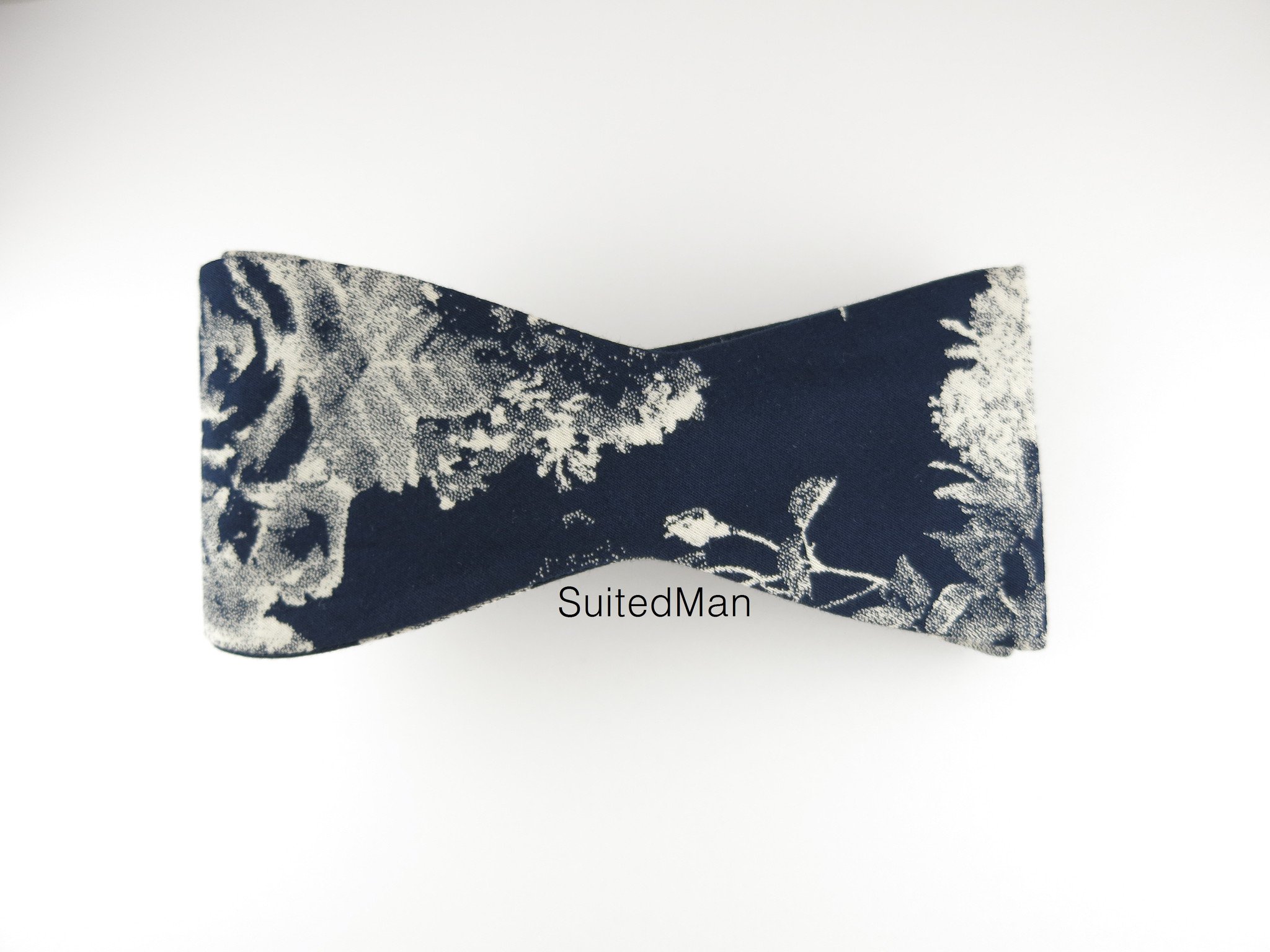 2048x1536 Floral Bow Tie, Navy Watercolor, Flat End Suitedman