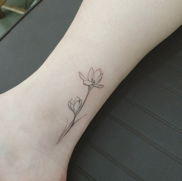 595x594 Cute And Tiny Floral Tattoos For Women