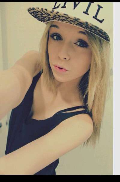 400x604 Adorable Pics Of Watercolor Band Singer Acacia Brinley Clark