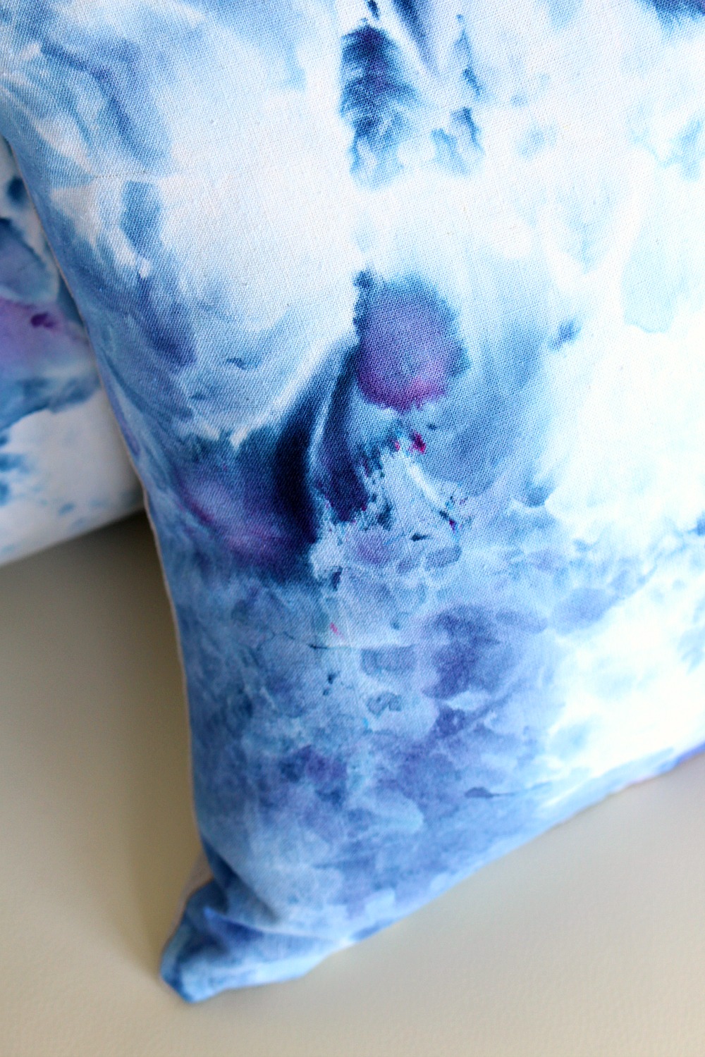 1000x1500 Diy Ice Dye Pillows (Blue Pillows For The Sailboat) Dans Le