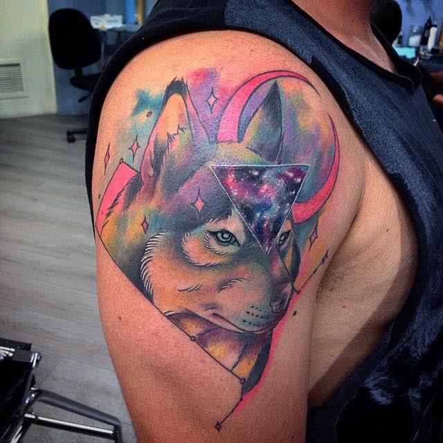 640x640 Unique Watercolor Wolf Tattoo On Man Right Shoulder